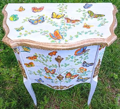mini commode papillons d&eacute;cor main,&eacute;co design meubles, meubles peints  100% recycl&eacute;s , upcycling meubles et objets ,meubles relook&eacute;s, upcycling, tapisserie d'ameublement, d&eacute;cors peints, relooking de meubles , mobiliers seconde main ,upcycling  , &eacute;conomie circulaire, tapisserie d&rsquo;ameublement, r&eacute;paration de meubles, r&eacute;novation de meubles, architecture d&rsquo;int&eacute;rieure &eacute;co responsable, artisans d&rsquo;art ,comptoir zingu&eacute; recycle 